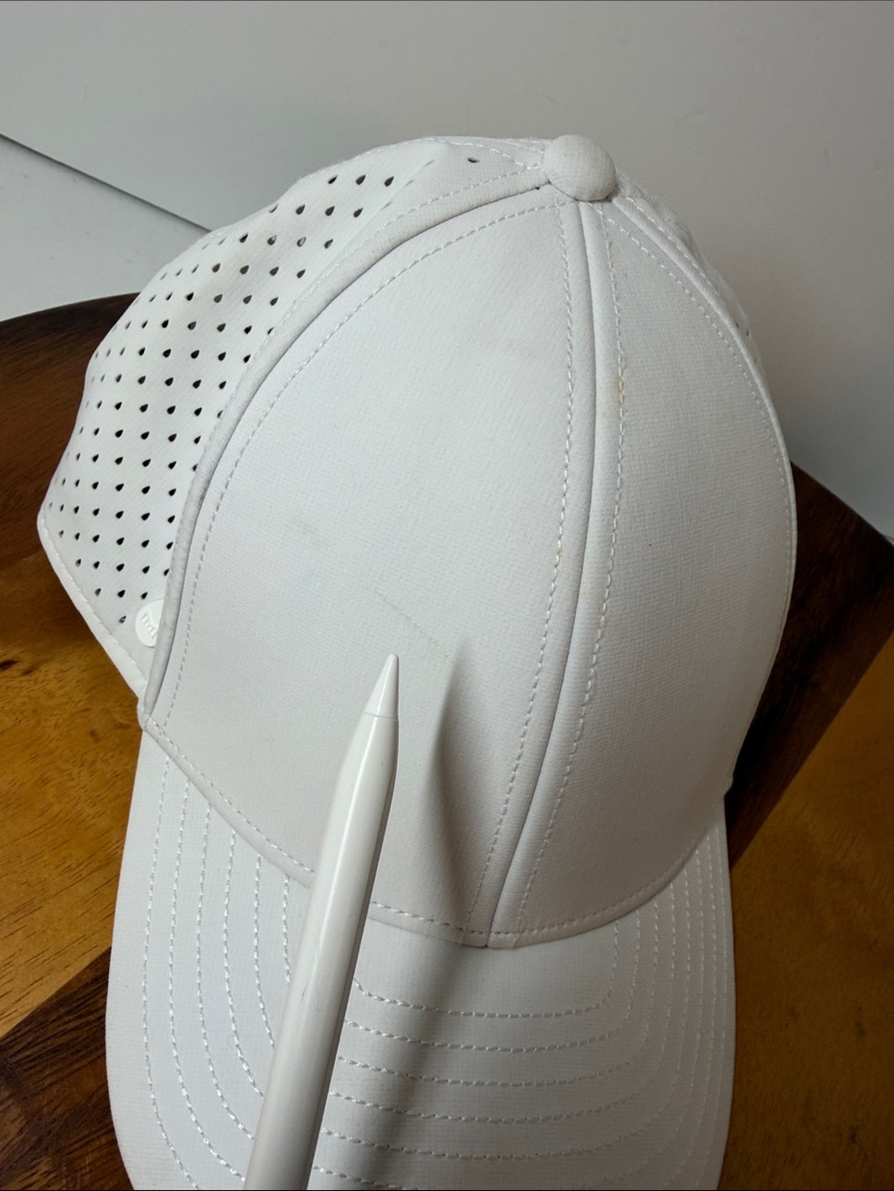 Melin white A-Game Hydro hat, clean, size CL,
Minor stains and discoloration. - Picture 11 of 14